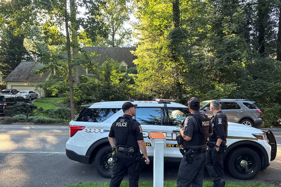 Agentes de la policía del condado de Montgomery montan guardia frente a la casa de John Bolton, exasesor de seguridad nacional de Donald Trump.