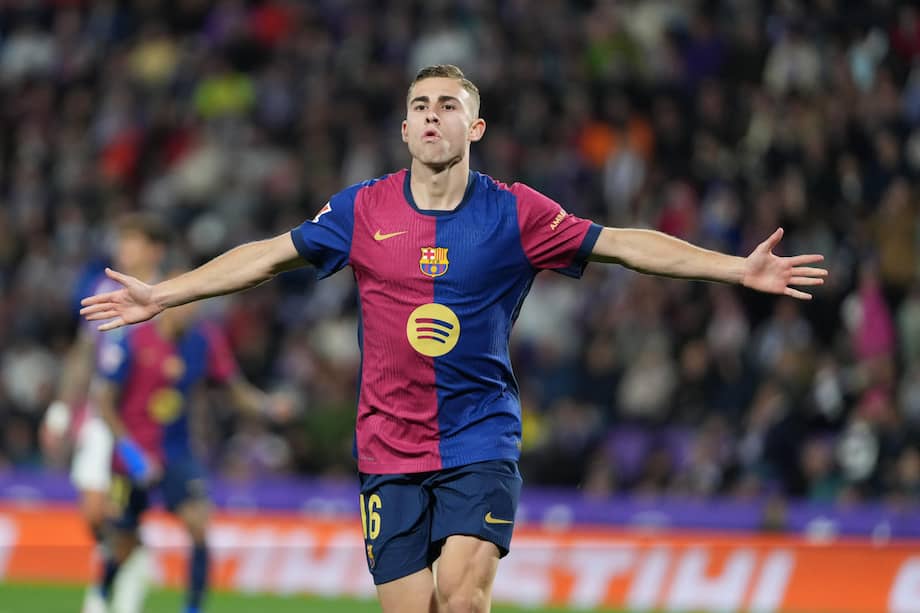 El centrocampista del Barcelona Fermín López celebra tras marcar el segundo gol ante el Valladolid, durante el partido de LaLiga de fútbol que Real Valladolid y FC Barcelona disputan este sábado en el estadio José Zorrilla.