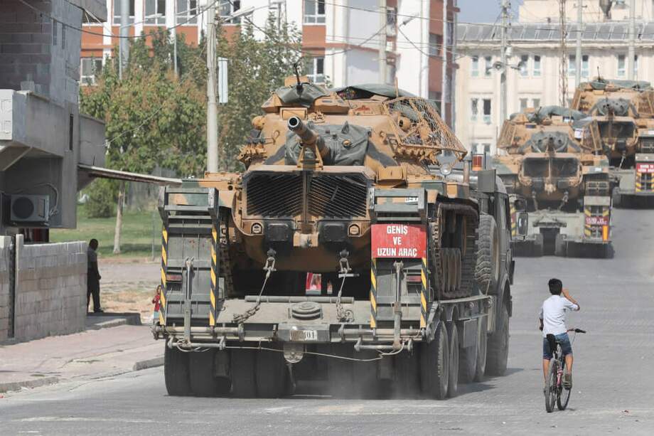 anques del Ejército turco se dirigen al norte de Siria para llevar a cabo una operación militar, este jueves en Sanliurfa (Turquía). / EFE