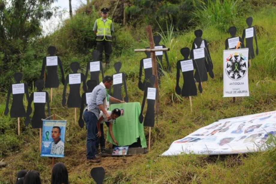 Mediante diversos actos, los familiares de las víctimas de desaparición forzada en la Comuna 13 de Medellín recuerdan a sus seres queridos./ Luis Benavides
