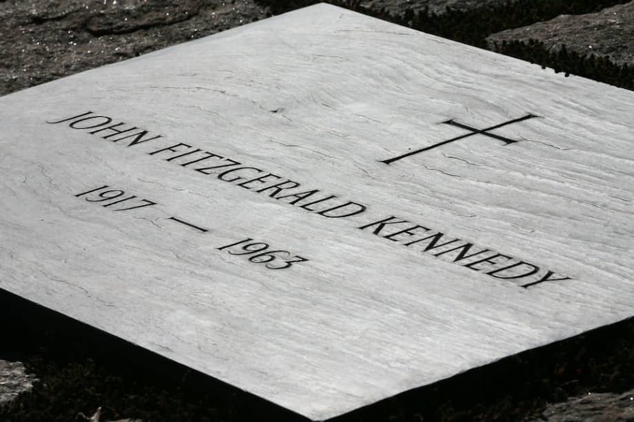 La tumba del espresidente de los Estados Unidos John F. Kennedy, en el cementerio de Arlington, Virginia