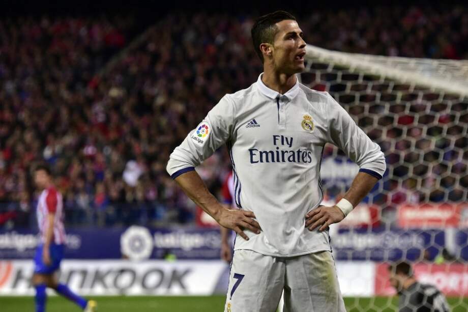 Con los tres goles, Cristiano se convirtió en el máximo anotador del derbi de Madrid. / AFP