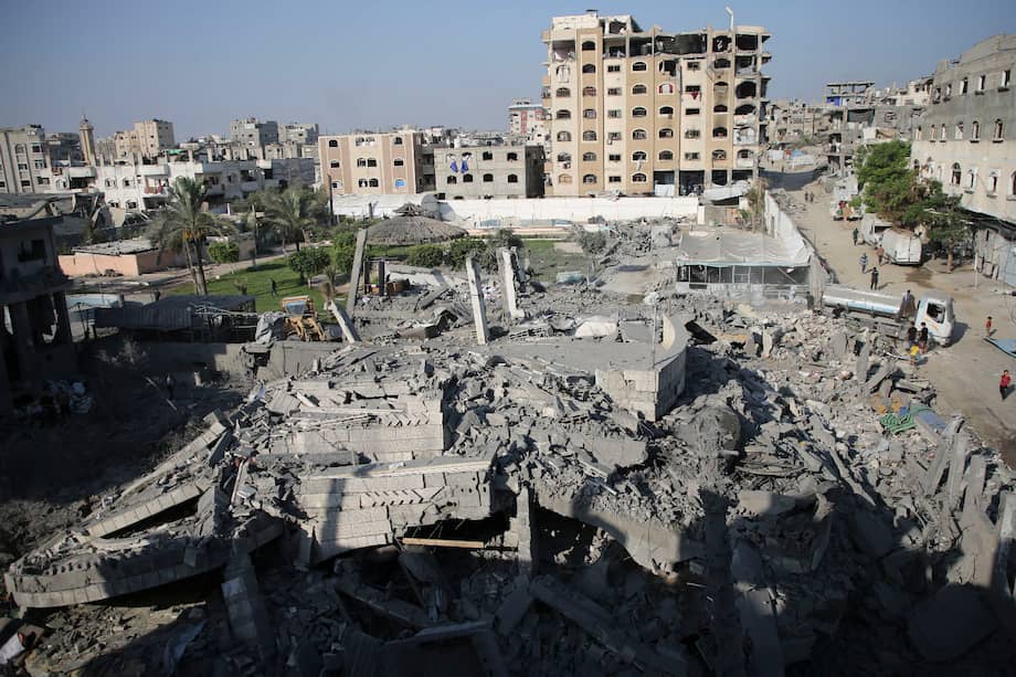 Israel bombardeó el viernes a medianoche una vivienda en el barrio de Al Saftawi, en la ciudad de Gaza, tras una alerta de evacuación. Varios palestinos resultaron heridos.
