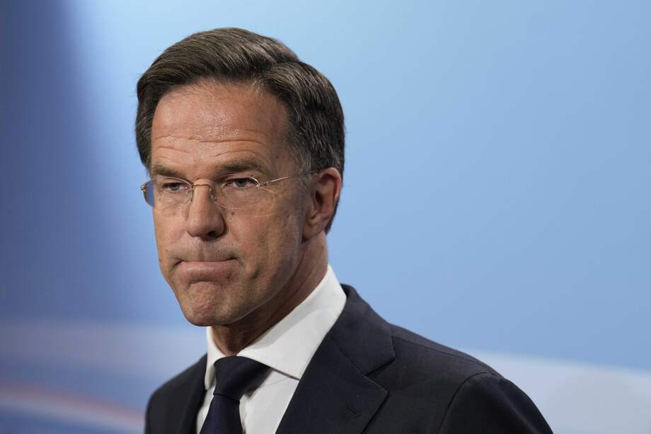 El primer ministro holandés, Mark Rutte, habla con la prensa después del colapso de la coalición de gobierno tras consultas fallidas sobre política de asilo.