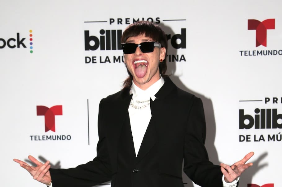 Quienes han salido a defender a Peso Pluma aseguran que no es suciedad, sino una condición médica que le da una coloratura blanca a su lengua.