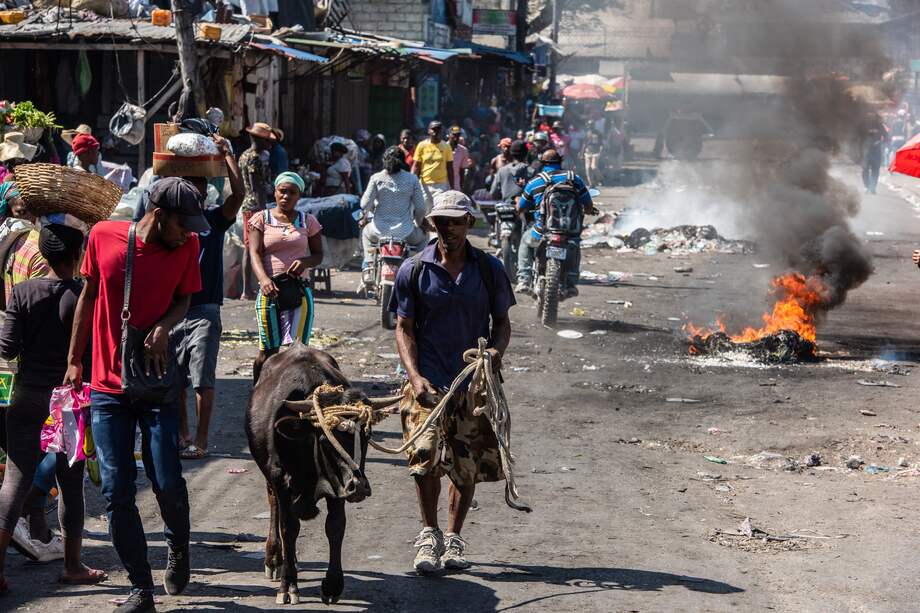 La comunidad internacional parece mirar hacia otro lado, dejando a los haitianos a su suerte.