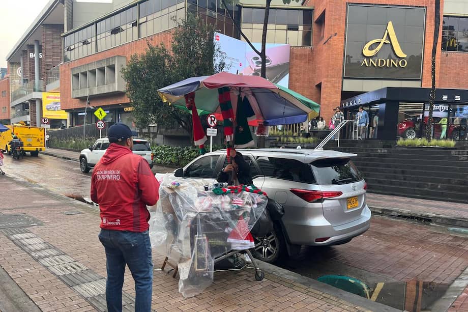 La mujer fue desalojada del lugar por funcionarios de la Alcaldía de Chapinero, en medio de un operativo de recuperación del espacio público.
