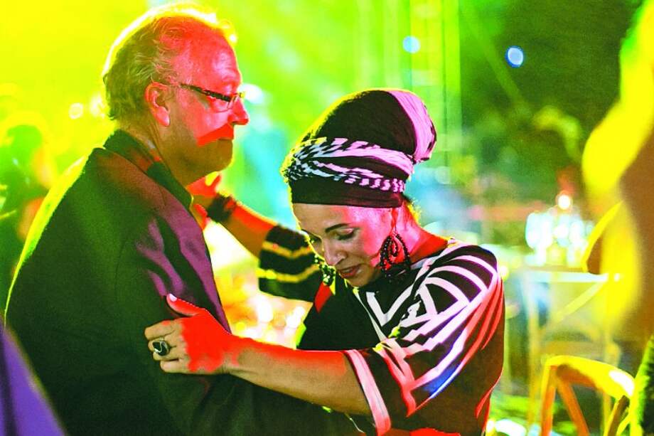 Son tiempos de restablecimiento de relaciones entre Estados Unidos y Cuba y así lo ratifica esta imagen del famoso cronista de “The New Yorker” Jon Lee Anderson, biógrafo del Che Guevara y próximamente de Fidel Castro, y la rapera y poeta cubana Telmary Díaz, quienes se gozaron una de las fiestas del Premio de Periodismo Gabriel García Márquez en Medellín con 130 invitados de Hispanoamérica. / Cortesía FNPI - David Estrada Larrañeta