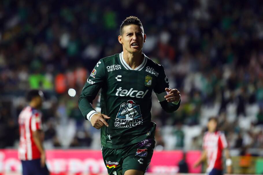 MEX8197. LEÓN (MÉXICO), 19/07/2025.- James Rodríguez de León celebra un gol este sábado, durante un partido entre León y Guadalajara del torneo Apertura 2025 de la Liga MX, en el estadio León en Guanajuato (México). EFE/Luis Ramírez