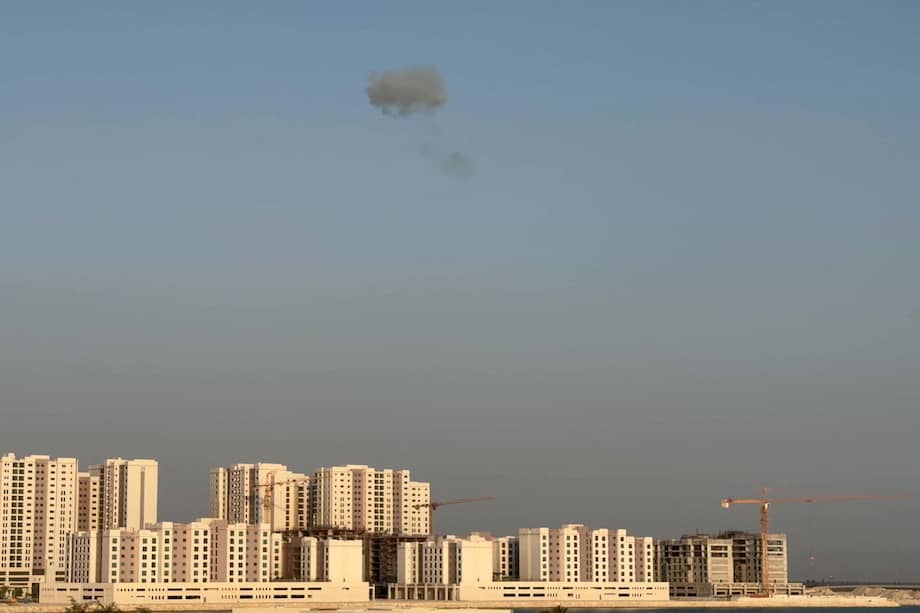 Captura de pantalla de un video que muestra humo en el cielo del norte de Baréin tras ataques iraníes con drones y misiles.