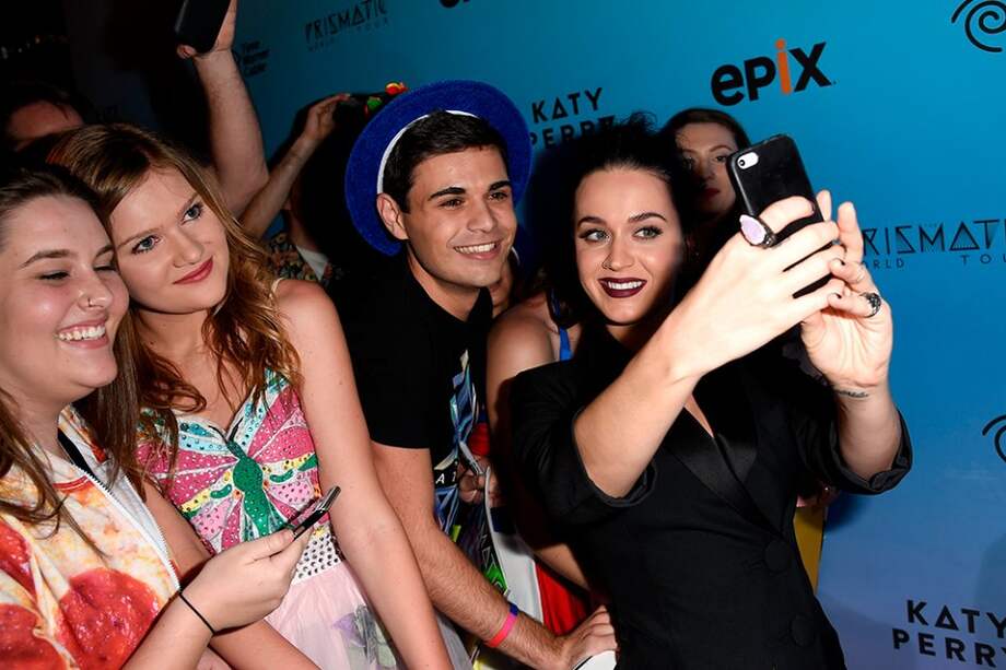 Katy Perry con sus fans. / AFP