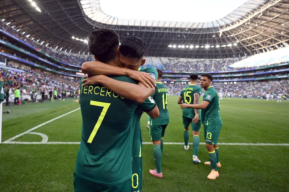 Miguel Terceros (i) de Bolivia festeja un gol este jueves.
