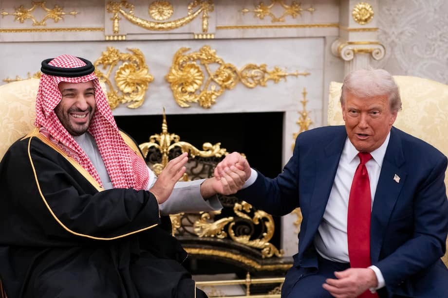 El presidente estadounidense Donald Trump se reúne con el príncipe heredero saudí Mohammed bin Salman en el Despacho Oval de la Casa Blanca.