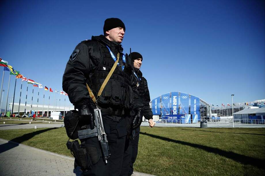 Dos miembros de la Policía rusa patrullan las instalaciones donde el próximo viernes se iniciarán los Juegos Olímpicos de Invierno, en la ciudad de Sochi, Rusia. / Reuters