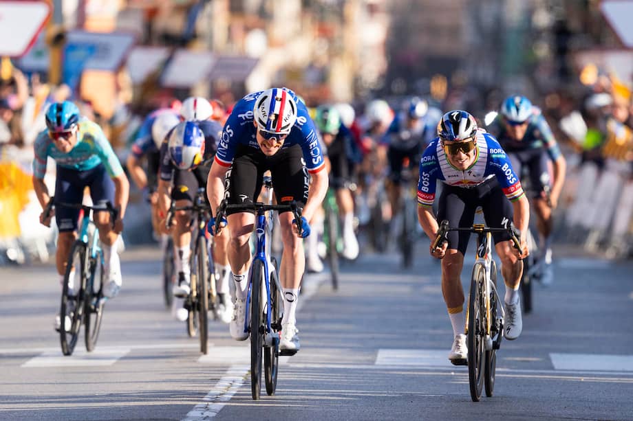 El francés Dorian Godon del Ineos Grenadiers se impuso en la primera etapa de la Vuelta a Cataluña con inicio y final en el Sant Feliu de Guíxols, Girona, tras superar en el último suspiro al belga Remco Evenepoel del Red Bull-Bora-Hansgrohe.