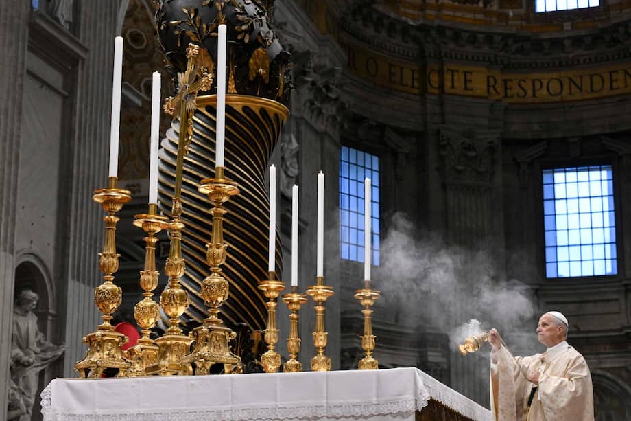 El papa León XIV celebra la santa misa de Navidad en la Basílica de San Pedro, en el Vaticano.
