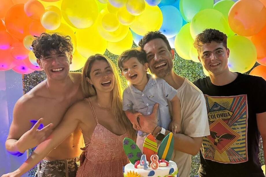 Cristina Hurtad, Josse Narváez y sus tres hijos.