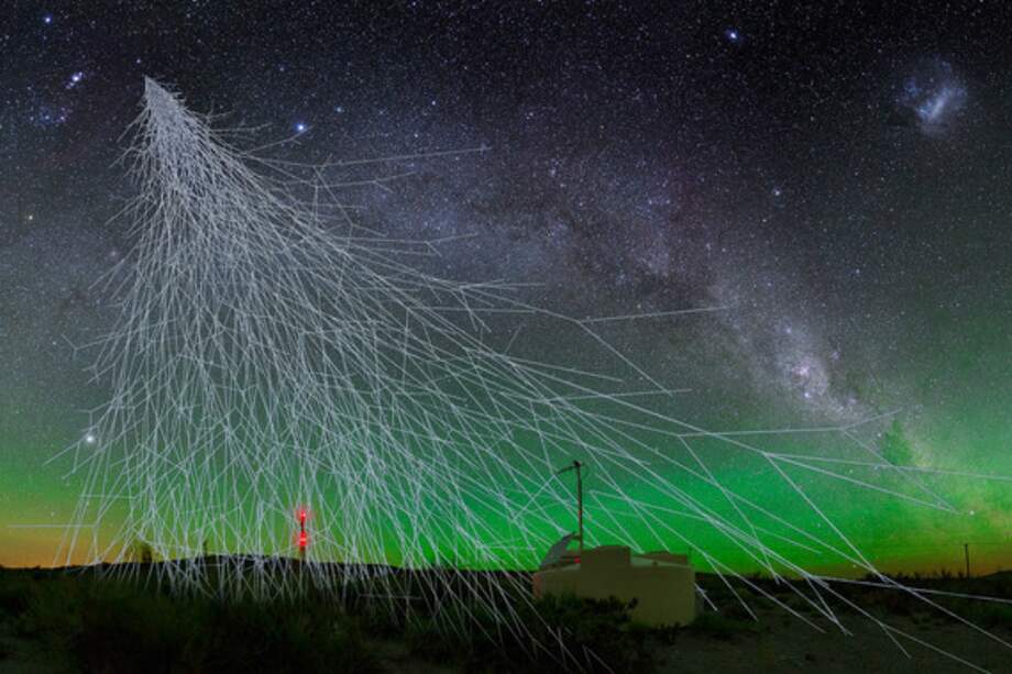 Representación artística de una lluvia de rayos cósmicos con un detector Cherenkov de agua del Observatorio Pierre Auger en el oeste de Argentina. / A. Chantelauze, S. Saffi, L. Bret, Observatorio Pierre Auger