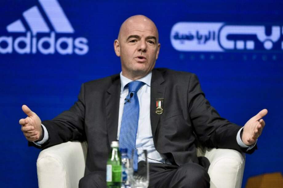 El presidente de la FIFA, Gianni Infantino, habla durante la conferencia deportiva internacional de Dubai, este miércoles. / AFP