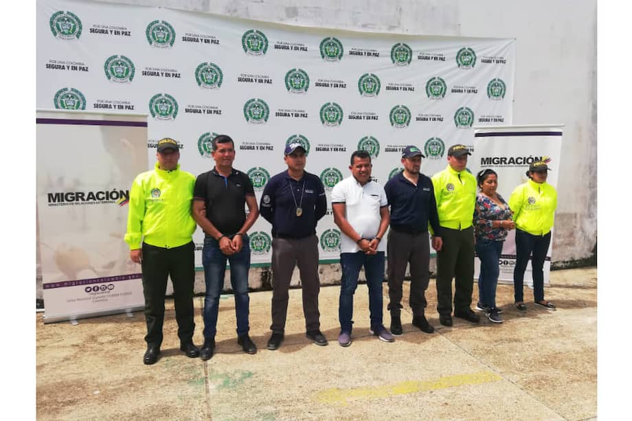 las autoridades lograron la captura de dos hombres y una mujer, identificados como William Ramón Veloza Souza, alias "El Caiman" o "Tis-Tis", Leonarda Camara Pizango, alias "La Trigresa" y Zenon Peña Camara, alias "El Tigrillo". / Cortesía Migración Colombia
