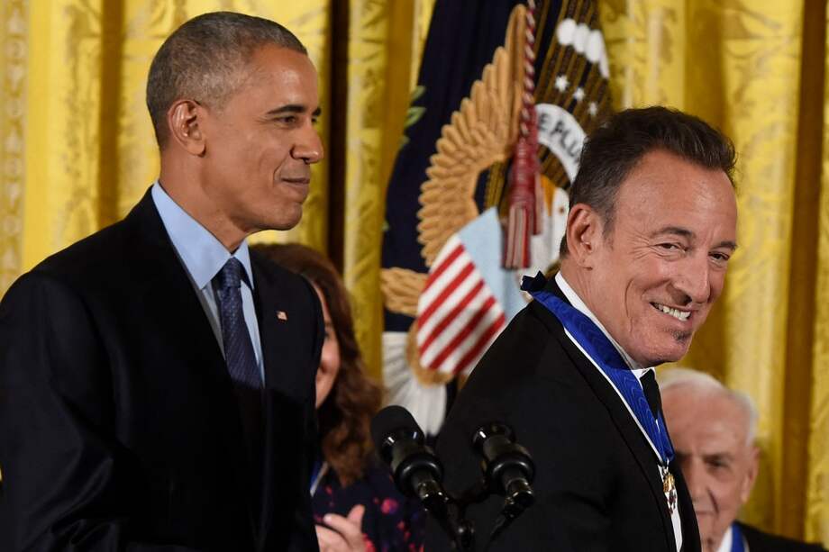 En 2016, el presidente de Estados Unidos, Barack Obama, observa después de entregar al músico Bruce Springsteen la Medalla Presidencial de la Libertad, el mayor honor civil de la nación, durante una ceremonia en honor a 21 destinatarios, en el East Room de la Casa Blanca en Washington, DC.