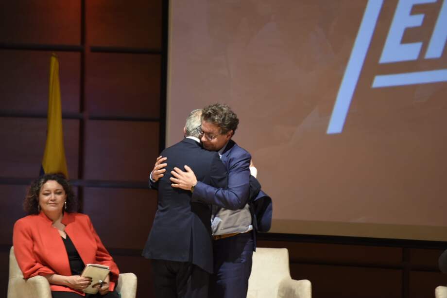 Abrazo entre el ministro de Salud y Alejandro Gaviria.