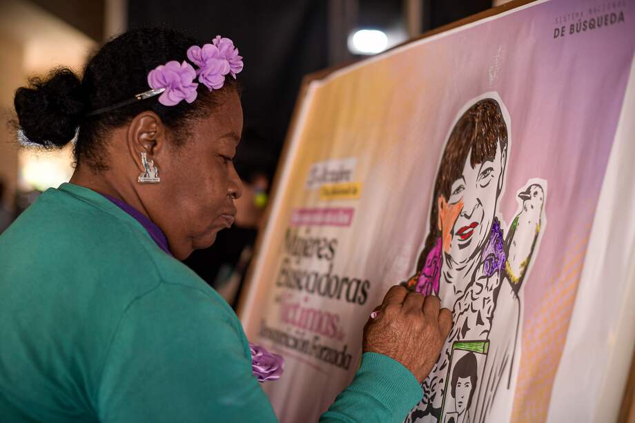 En Colombia, donde cada 36 horas desaparece una persona, el 60 % de las búsquedas son lideradas por mujeres, según la Unidad de Búsqueda.