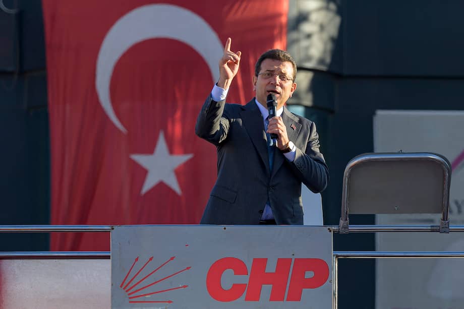 El alcalde de Estambul, Ekrem Imamoglu, pronuncia un discurso durante una manifestación tras la detención del alcalde de Esenyurt, en la plaza de Esenyurt de Estambul el 31 de octubre de 2024.