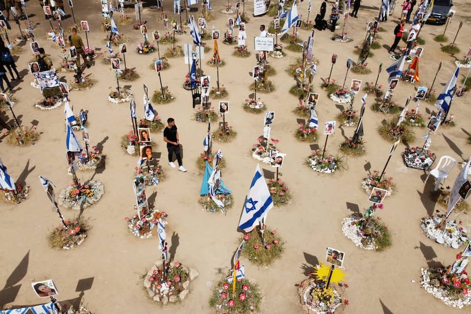 Familiares visitan el lugar donde fallecieron las víctimas de los ataques de Hamás en el festival de música Nova, el 7 de octubre, cerca de la frontera con la Franja de Gaza, al sur de Israel.