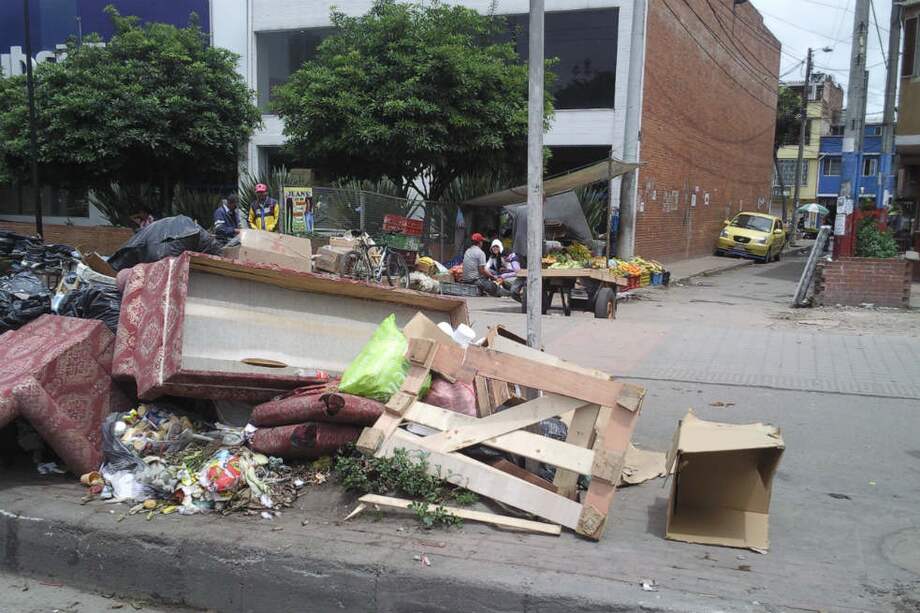 Basura regada en la autopista Norte con calle 178 (zona a cargo de la empresa Lime)./ Cortesía Jairo Cardozo
