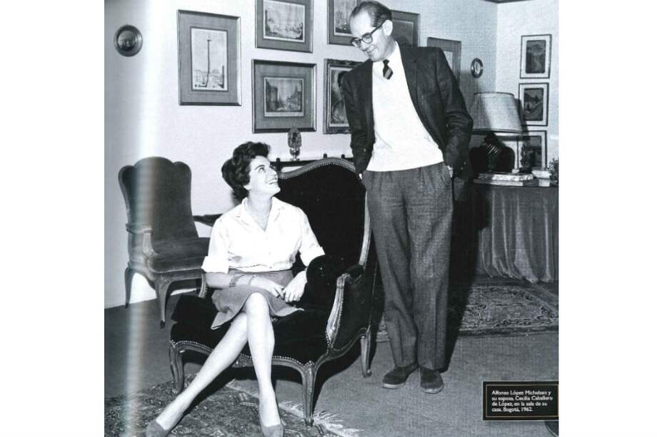 López Michelsen y su esposa, Cecilia Caballero, en la sala de su casa en Bogotá en 1962.