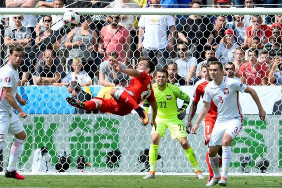 Entre los defensores polacos se colo el balón que puso el partido entre Suiza y Polonia 1-1. / EFE