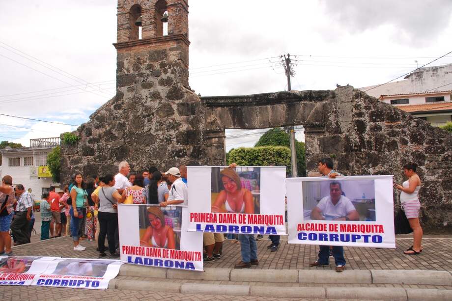 Alejandro Galindo, alcalde de Mariquita, y su esposa, Ángela Gutiérrez, están implicados en la presunta estafa por unos lotes de interés social. La comunidad, indignada, protesta. / Juan Carlos Escobar