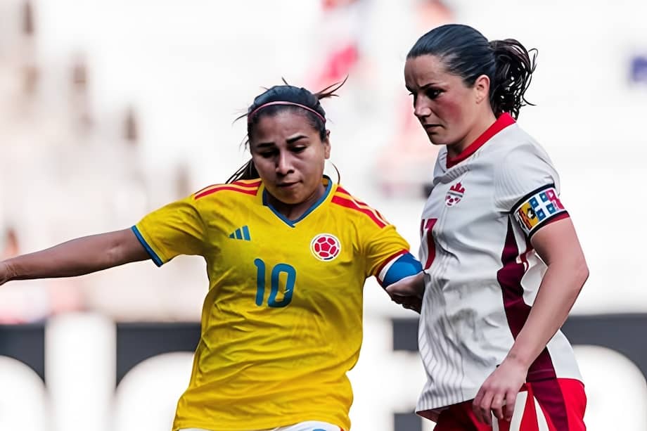 La colombiana Leicy Santos disputa una pelota con la capitana de Canadá, Jamie Flemming.