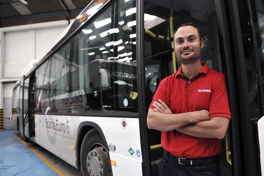 Enrique Enrich, gerente de Scania Colombia, junto al primer bus con tecnología Euro VI que llegó al país para ser probado. / Óscar Pérez - El Espectador