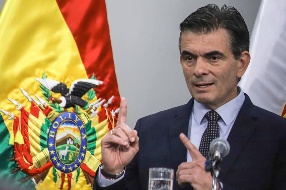 El presidente de Bolivia, Rodrigo Paz, habla durante una rueda de prensa.