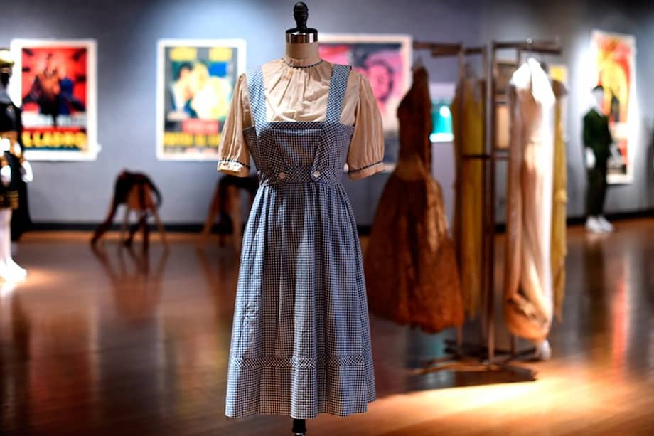 Este es uno de los dos trajes completos de Dorothy existentes. / AFP