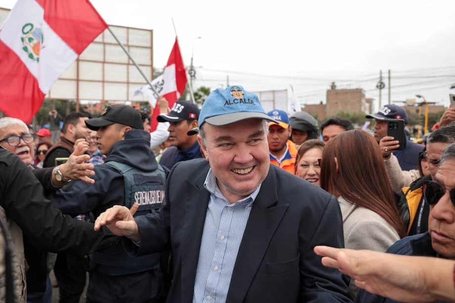 El exalcalde de Lima, Rafael López Aliaga, saluda a sus simpatizantes durante la inauguración de la nueva Vía Expressa Sur.
