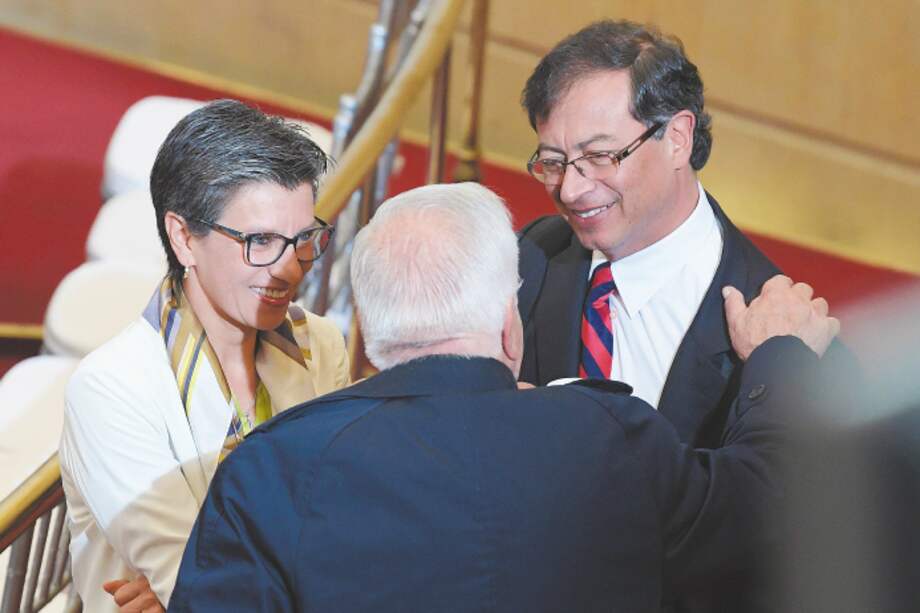 El senador Gustavo Petro junto al representante Germán Navas, de espaldas, y la exsenadora Claudia López el pasado 20 de julio. / Gustavo Torrijos - El Espectador