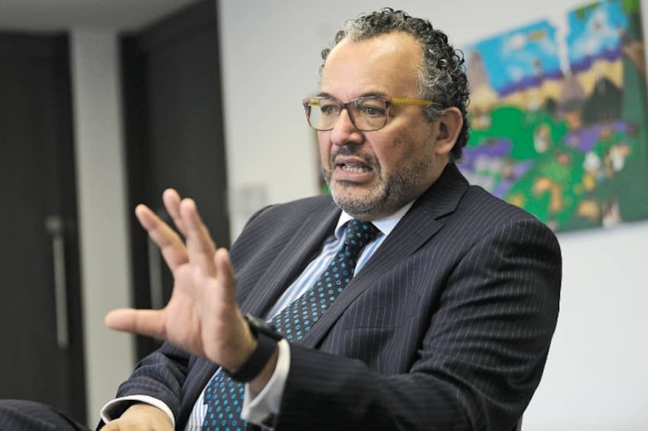 Roberto Vidal, presidente de la JEP, insiste en algo que puede ser trascendental: “Mancuso ingresa a la JEP en términos de compareciente forzoso como integrante de Fuerza Pública (según auto TP-SA 1186 de 2022)”.