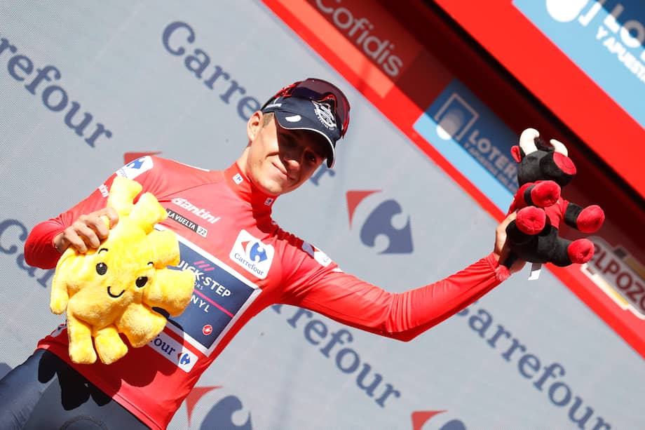 El líder de la Vuelta, el belga Remco Evenepoel (Quick-Step Alpha Vinyl Team), celebra en el podio la victoria en la 19ª etapa de la Vuelta a España.