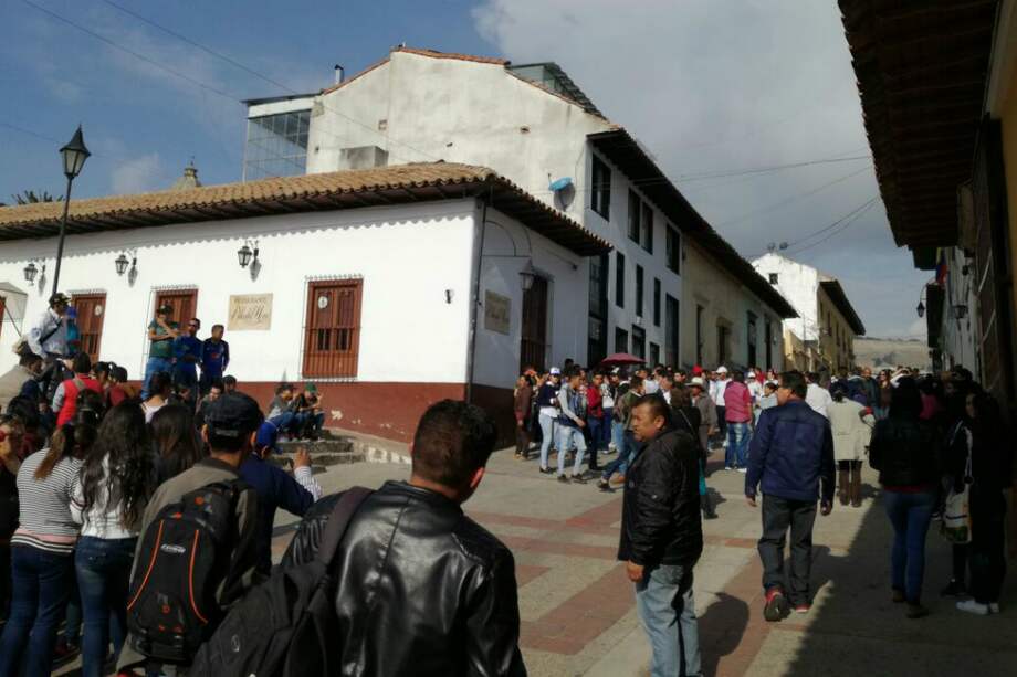 Varias personas se reunieron en el centro de Tunja para exigir que les pagaran los $25000 que les habían prometido por asistir a una marcha del Centro Democrático en la capital de Boyacá. / Archivo particular