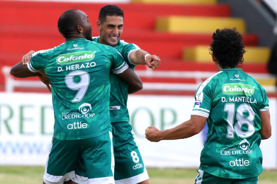 Pablo Sabbag (izq.) festeja el gol de la victoria con sus compañeros de Equidad.