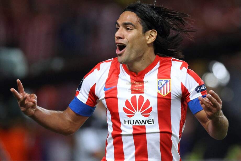Radamel Falcao García celebra los tres goles que le marcó a Chelsea en la final de la Supercopa de Europa.