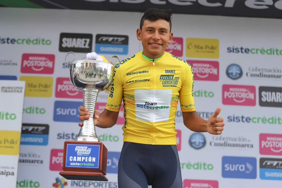 Juan Felipe Rodríguez, con el trofeo de campeón.