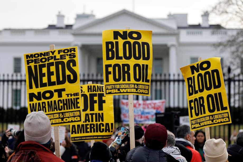 Personas participan en una protesta contra el operativo de Estados Unidos en Venezuela frente a la Casa Blanca, en Washington, DC, EE. UU., el 3 de enero de 2026.