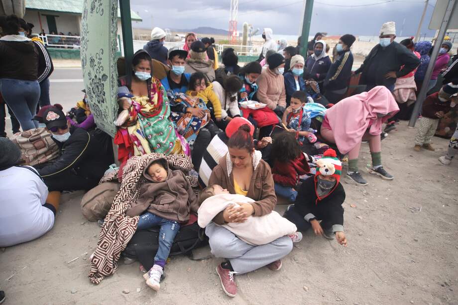 En lo que va de año, más de 1.500 de estos extranjeros -entre ellos ancianos, embarazadas y niños- cruzaron a Chile por la localidad fronteriza de Colchane donde cientos de ellos se han quedado acampando a la espera de ayuda de las autoridades.