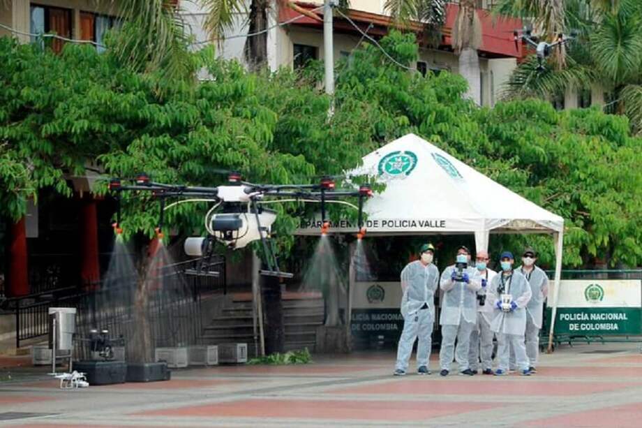 En la mañana del viernes, se inició una aspersión aérea de desinfectante en Buga para combatir el coronavirus.
/ Alcaldía de Buga