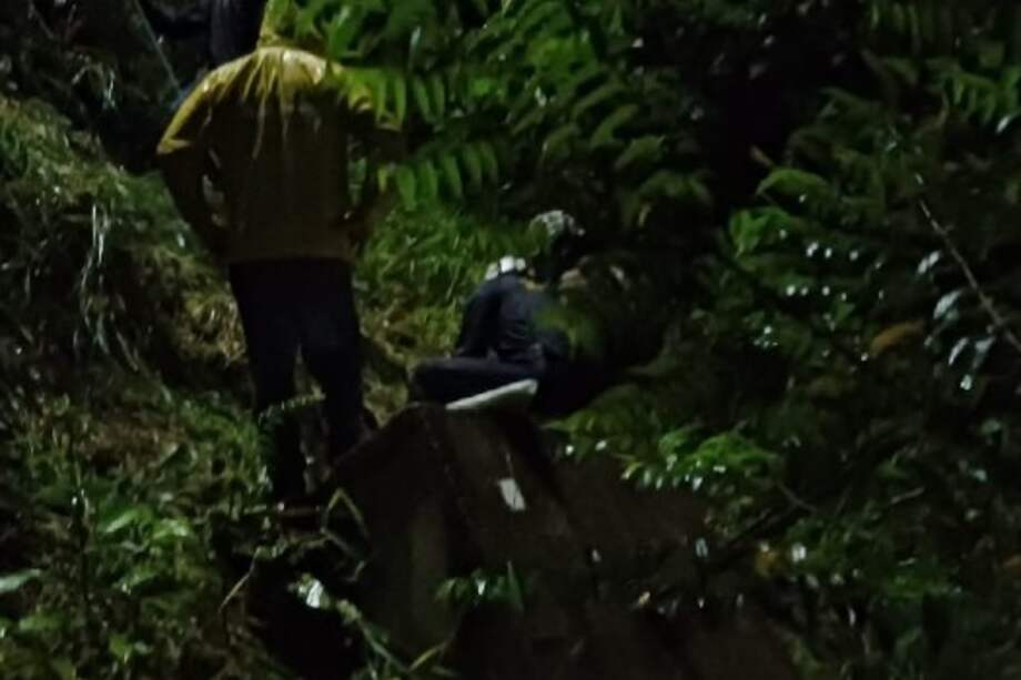 El Cuerpo departamental de Bomberos de Cundinamarca confirmó el recate del cuerpo del joven fallecido la mañana del lunes 20 de noviembre en medio de un accidente laboral.