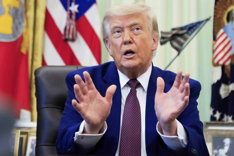 El presidente de Estados Unidos, Donald J. Trump, responde a una pregunta de los medios de comunicación durante una ceremonia de firma de órdenes ejecutivas en el Despacho Oval de la Casa Blanca en Washington, DC, EE. UU., el 3 de junio de 2026.
